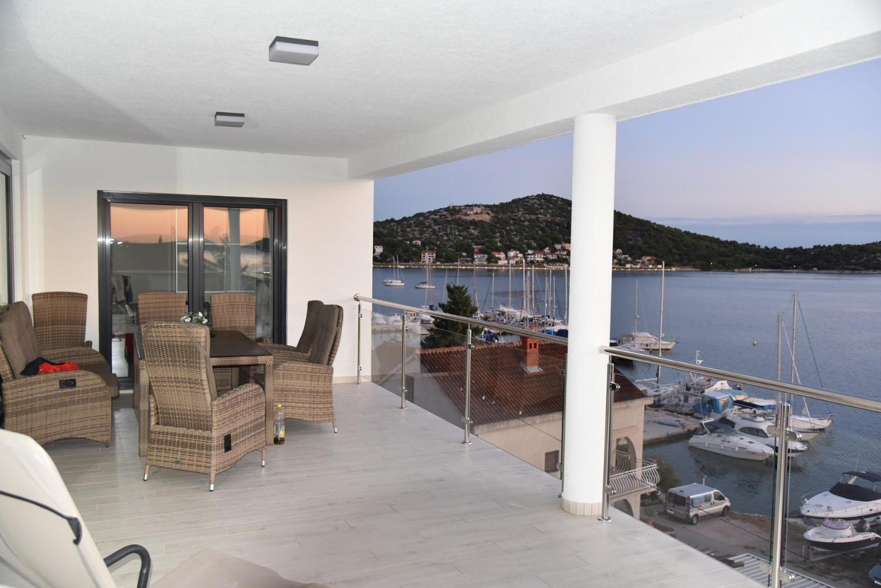 Villa Pina Тисно Экстерьер фото